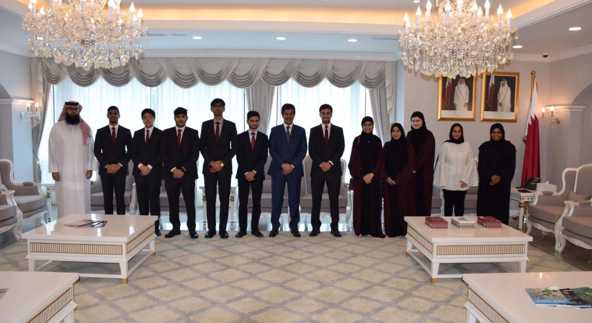 سعادة السفير القطري في تايلاند يلتقي بفريق عنابي المناظرات المشارك في بطولة العالم لمناظرات المدارس