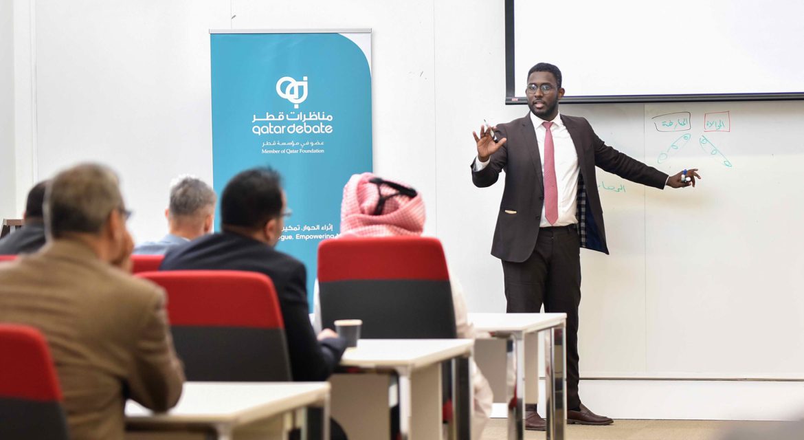 أعضاء الهيئة التدريسية من ضباط ودكاترة كلية الشرطة في ورشة لاستخدام المناظرة في الفصل الدراسي